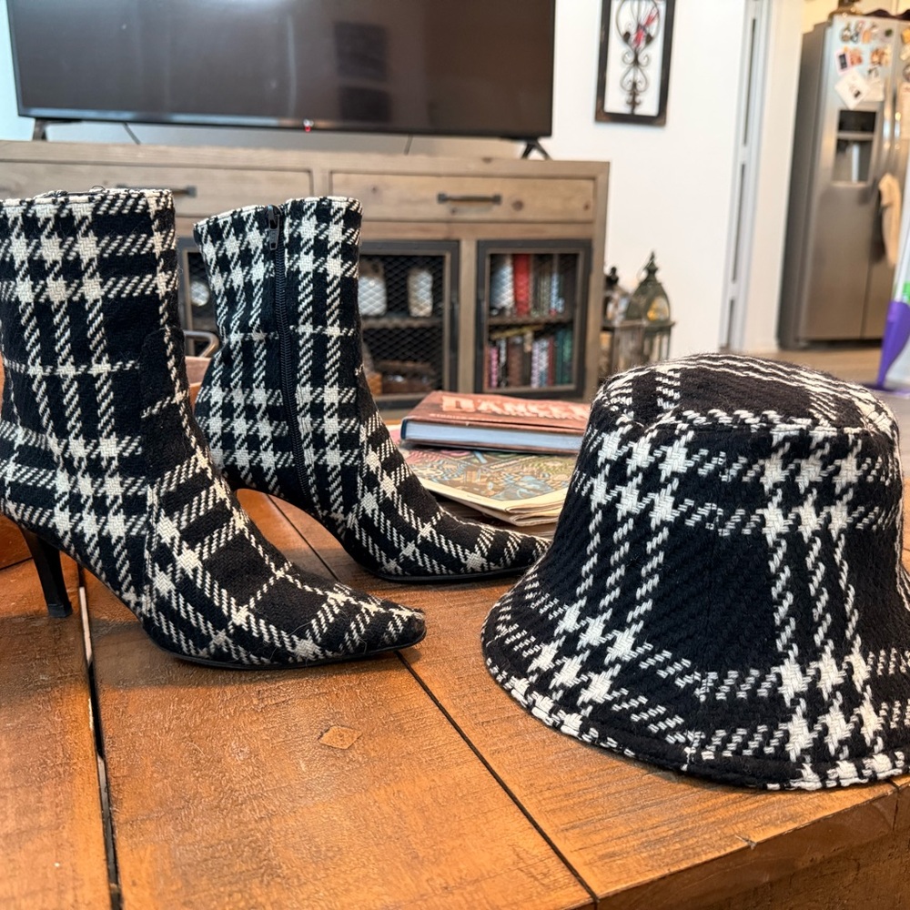 AUTHENTIC Burberry Vintage 2000s Nova Check Tweed Wool Boots with Bucket Hat